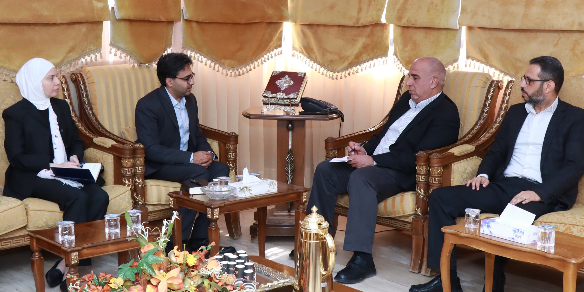  رئيس جامعة الحسين بن طلال يستقبل فريق برنامج المسرّع المهني أحد برامج مشروع 